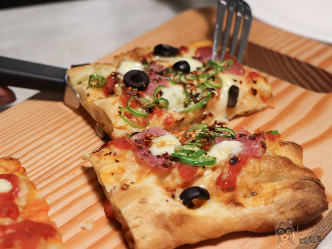 市政府美食》PIZZAHOOD 披薩樹義大利pizza酥脆餅皮全新口感，甜點更驚人