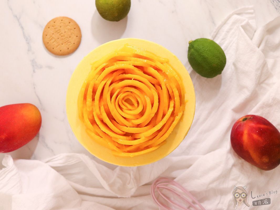 免烤箱甜點食譜》新鮮芒果慕斯蛋糕，芒果花製作