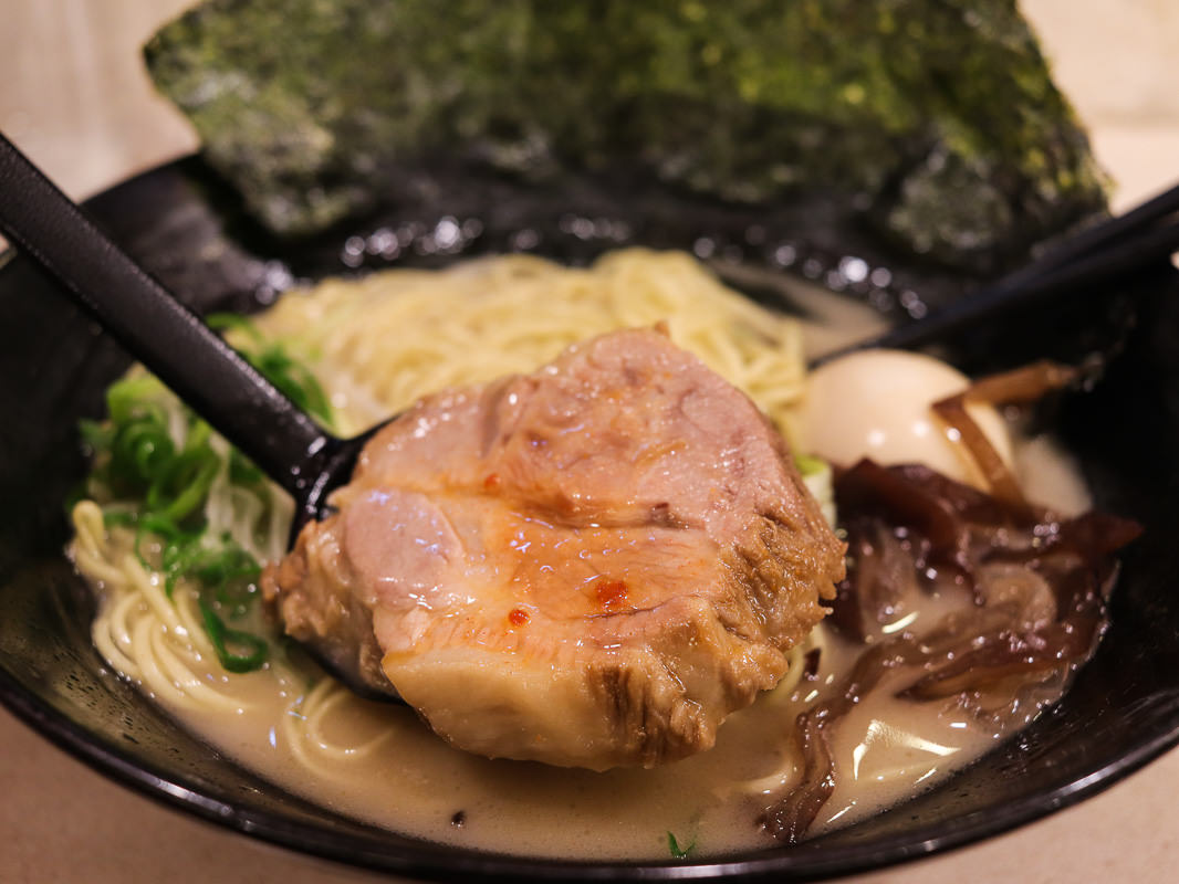 台北豚骨拉麵|橫濱家系拉麵特濃屋，濃厚豚骨湯頭叉燒美味，炸雞必點，中山美食