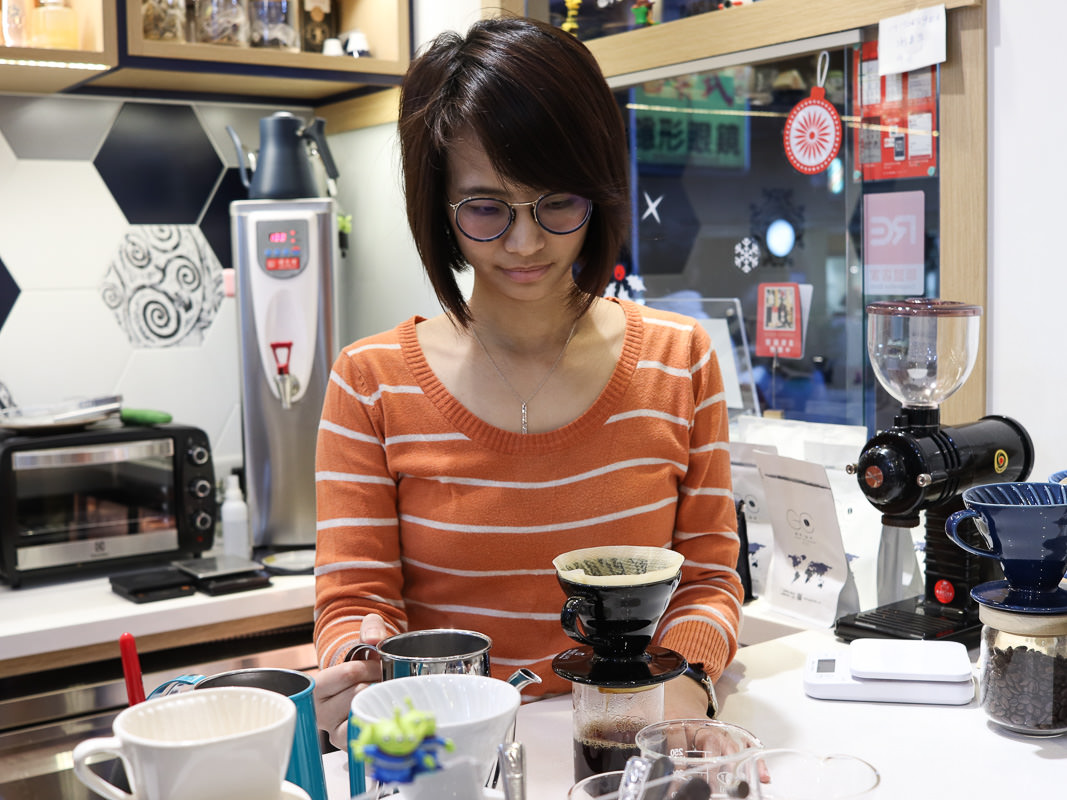 萬華手沖/義式咖啡廳》凝視咖啡，邊喝咖啡邊配眼鏡，美女工程師的咖啡夢