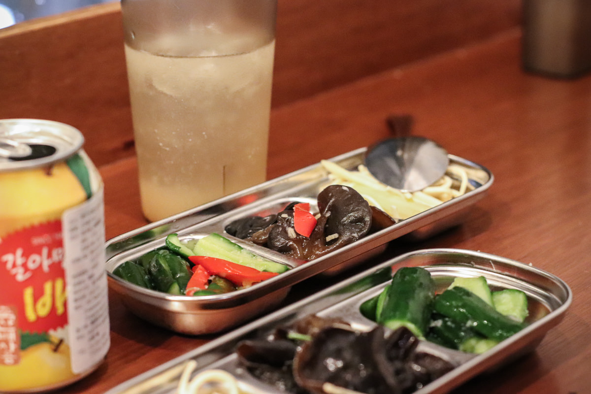 中山韓式料理》四米大石鍋拌飯專賣，熱騰騰誘人鍋巴飯，超推海鮮煎餅