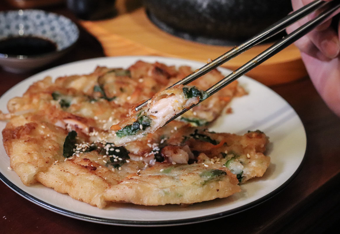 中山韓式料理》四米大石鍋拌飯專賣，熱騰騰誘人鍋巴飯，超推海鮮煎餅
