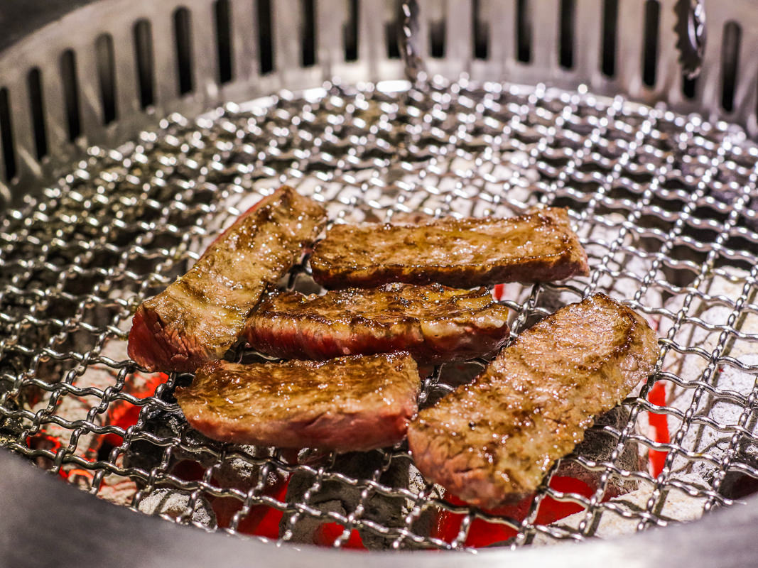 台北四大燒肉》Moe燃炭火燒肉本店，高檔肉品服務一流，澳洲和牛日本和牛專人桌邊服務代烤