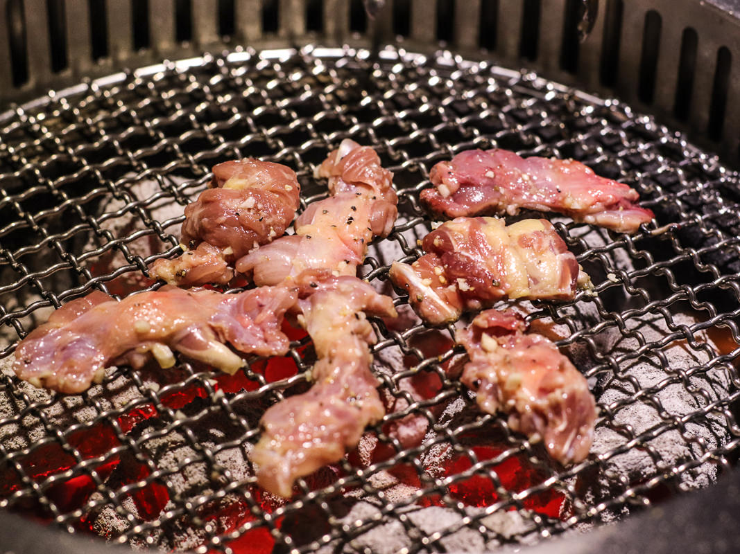 台北四大燒肉》Moe燃炭火燒肉本店，高檔肉品服務一流，澳洲和牛日本和牛專人桌邊服務代烤