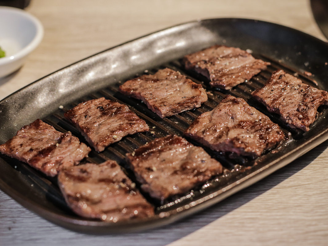 小巨蛋美食健康燒肉新概念|四時輕燒肉 google 4.9分超高評價！食材優質無煙燒烤，燒肉也能吃得健康環保