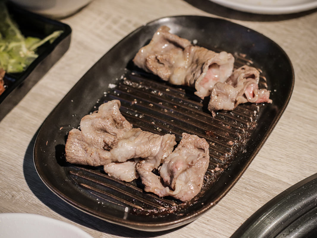 小巨蛋美食健康燒肉新概念|四時輕燒肉 google 4.9分超高評價！食材優質無煙燒烤，燒肉也能吃得健康環保