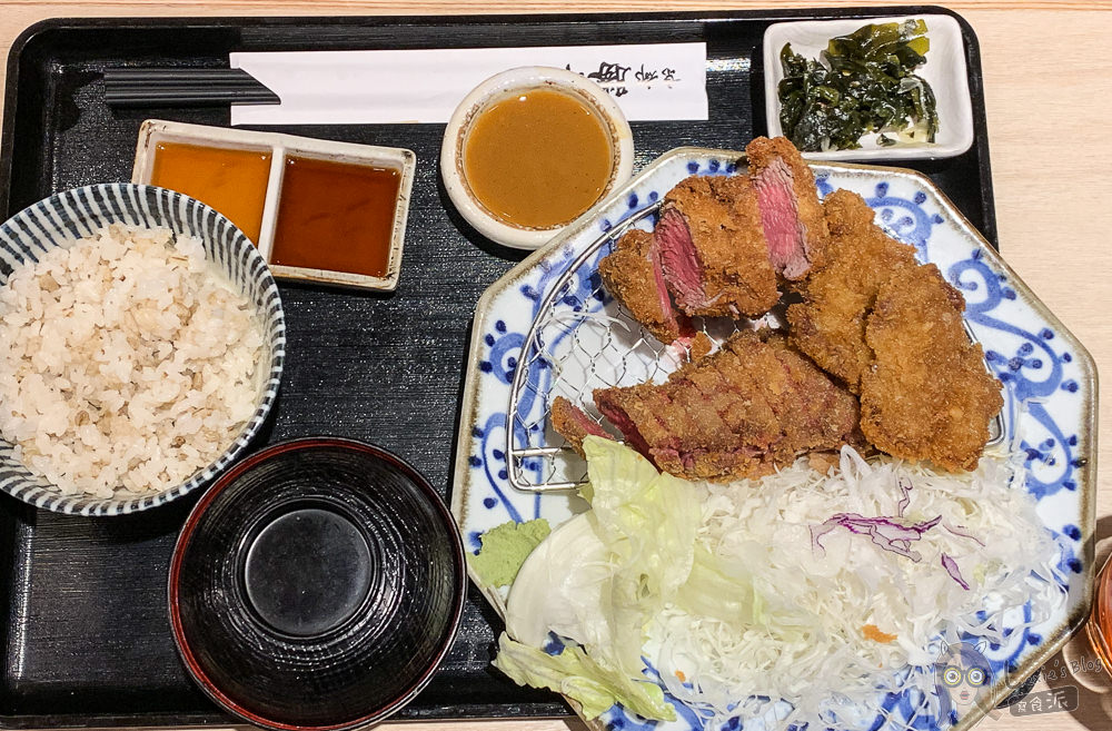 京都勝牛京站店》來自日本的人氣炸牛排，酥炸60秒三分熟度，白飯高利菜吃到飽/京站美食