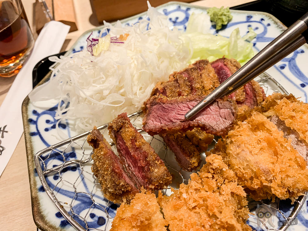 京都勝牛京站店》來自日本的人氣炸牛排，酥炸60秒三分熟度，白飯高利菜吃到飽/京站美食