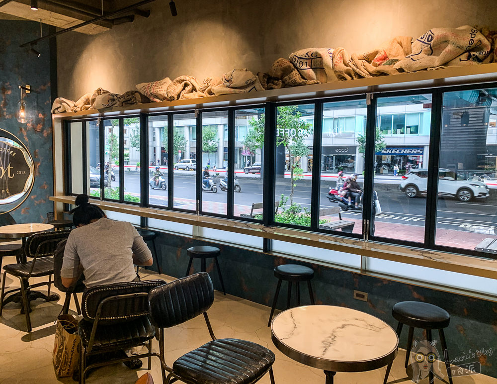 南京復興咖啡廳》IBT咖啡館，濃濃英倫雅痞風，平價咖啡不限時有插座，捷運出口就到