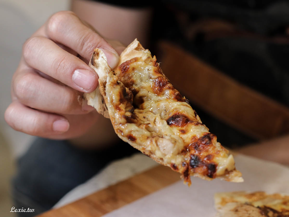 華山美食Monster Pizza怪獸披薩(未來市)，平價好吃的美式pizza，現烤美味帶著吃，還有宅配冷凍包裝~