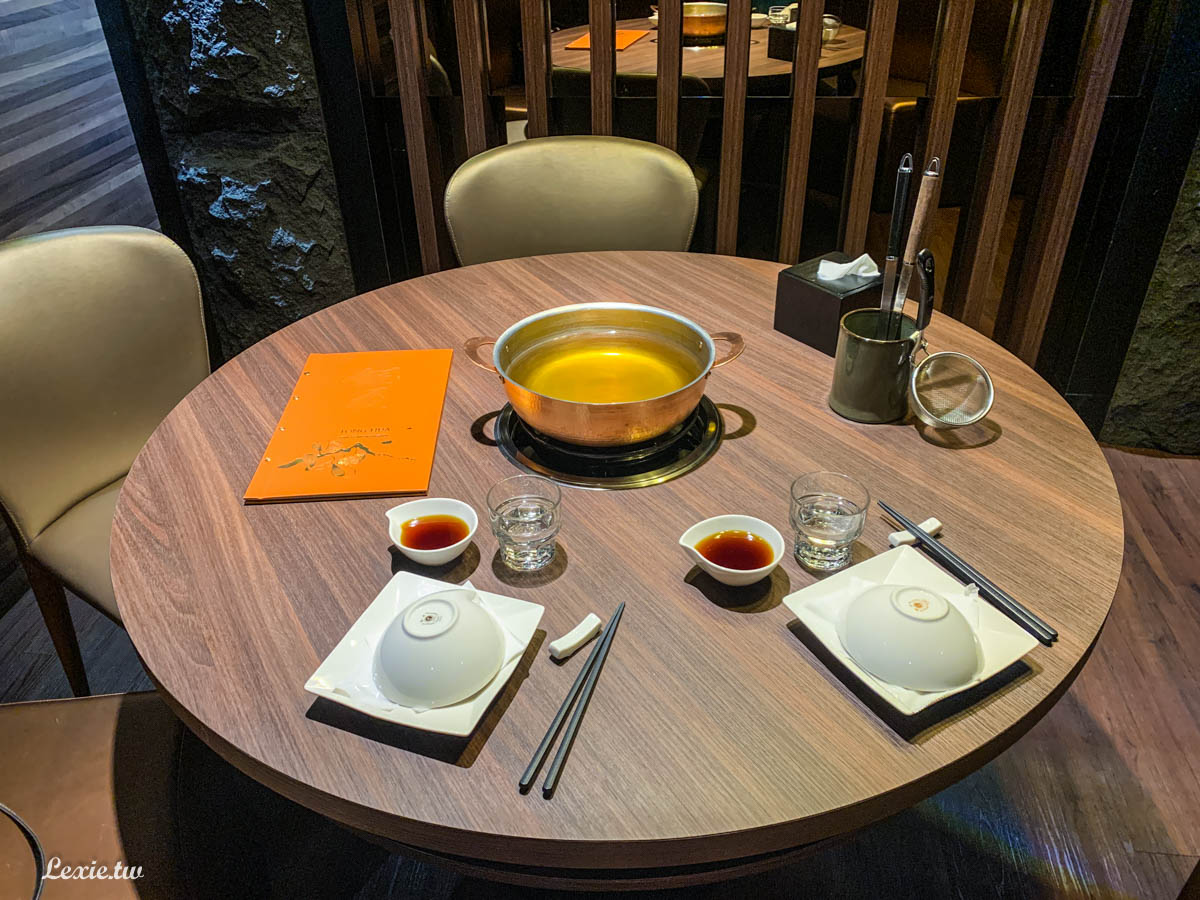 蘆洲頂級火鍋代名詞-銅花精緻涮涮鍋，超狂活龍蝦和牛套餐，隱密性高包廂座位