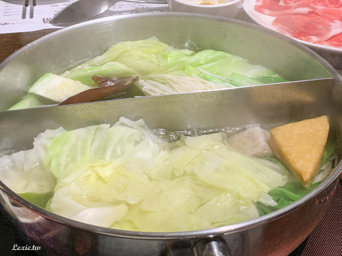 內湖火鍋卡拉拉涮涮鍋，很邪門的火鍋店吃久會上癮，湯頭很棒必點蛤蠣鍋(菜單)