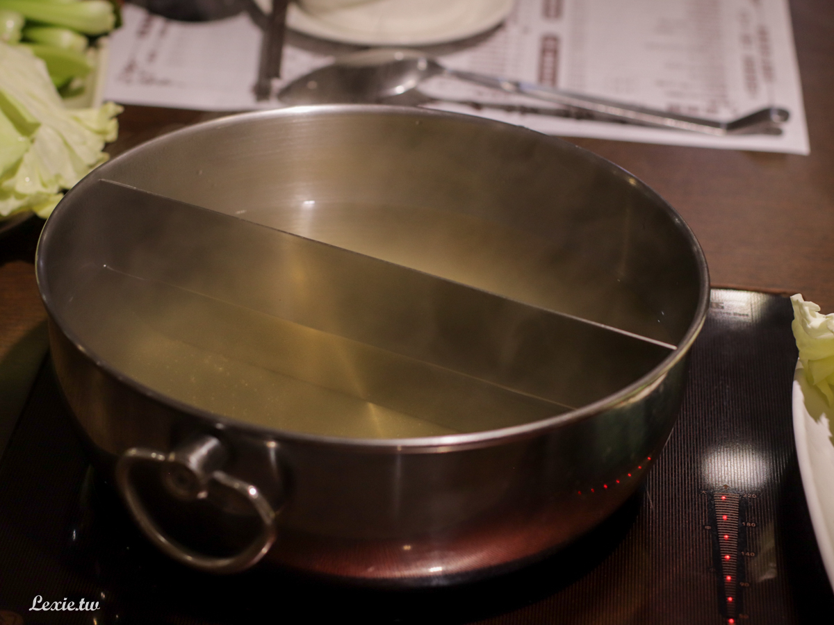 內湖火鍋卡拉拉涮涮鍋，很邪門的火鍋店吃久會上癮，湯頭很棒必點蛤蠣鍋(菜單)