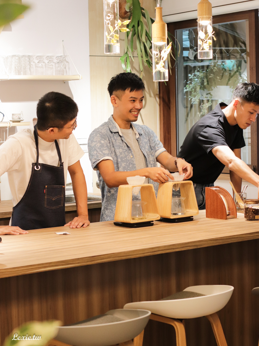 horoka木咖萬華咖啡廳，手沖冠軍陳輝桓Hardy，很強的手沖，有溫度有專業的咖啡廳