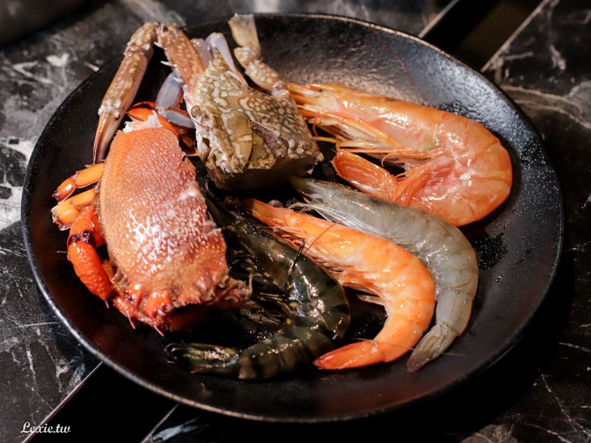 台北火鍋吃到飽|嗨蝦蝦百匯鍋物，火鍋+自助吧，生魚片、啤酒喝到飽，上百種食材隨你吃
