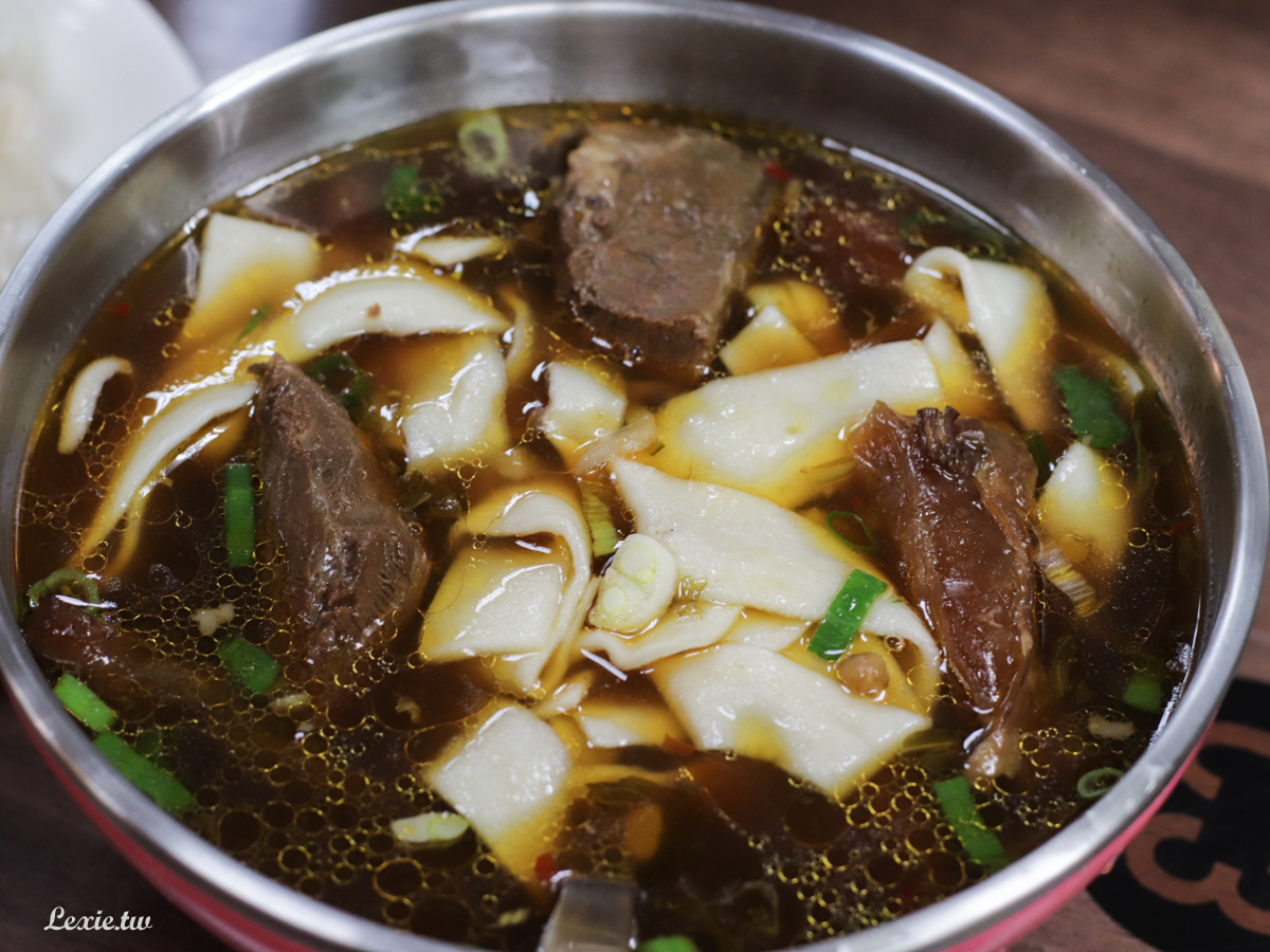 老山東牛肉麵，70年傳統老味道麵Q料實在，水餃也好吃！米其林必比登推介