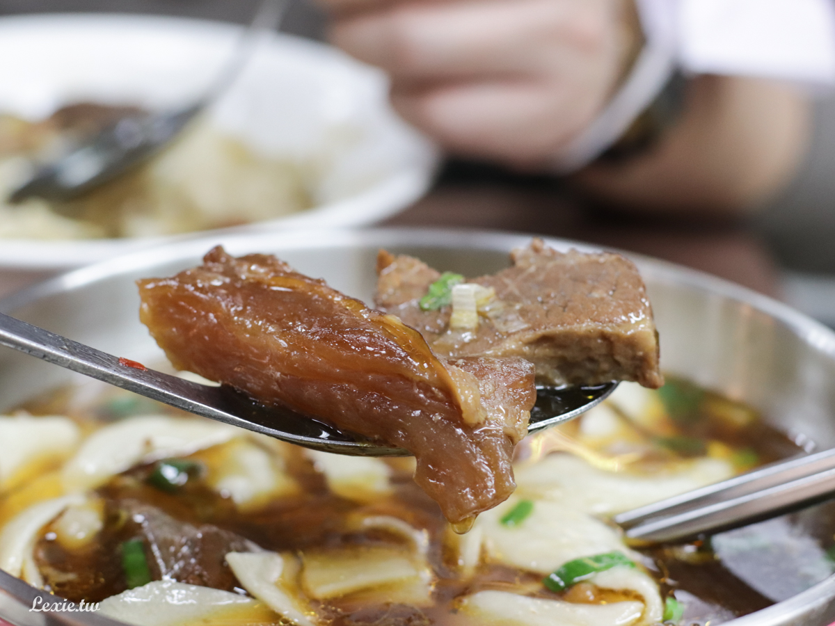 老山東牛肉麵，70年傳統老味道麵Q料實在，水餃也好吃！米其林必比登推介