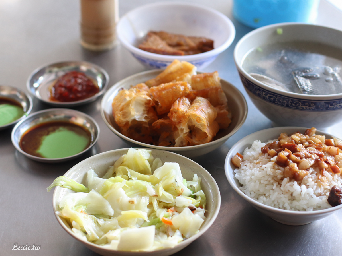 王氏魚皮|台南必吃小吃，人潮永遠滿滿的虱目魚湯、蚵仔粥，在地人也大推的早午餐