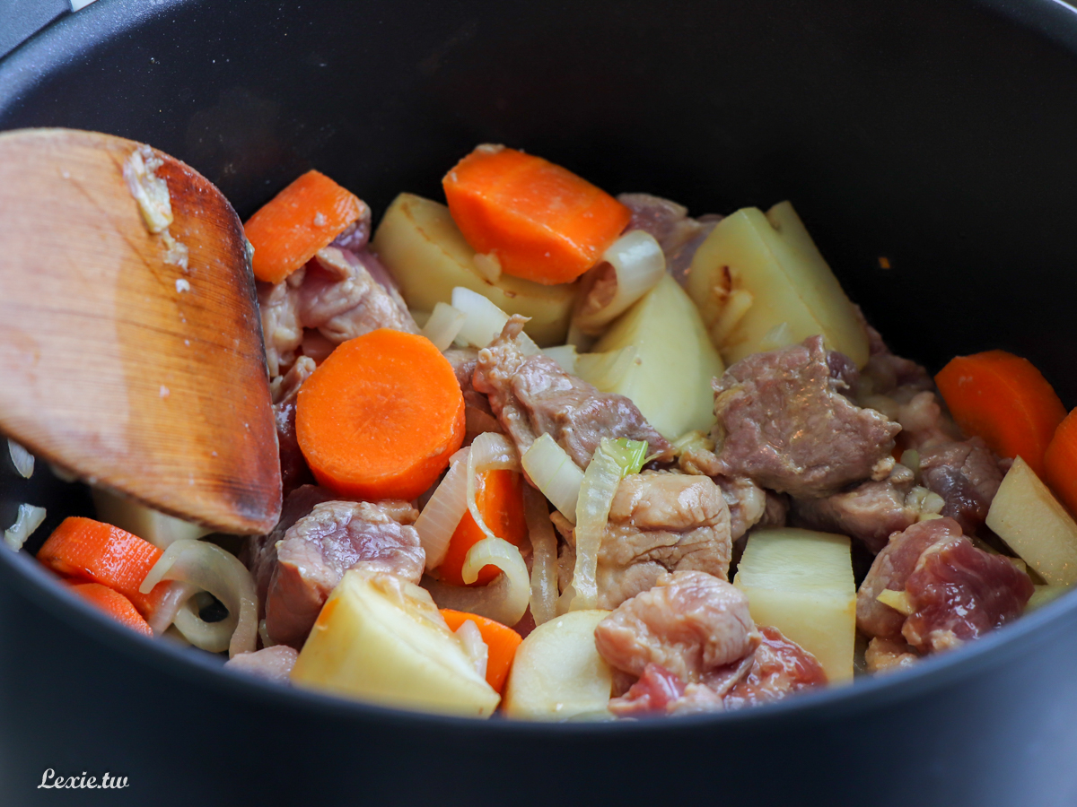 超簡單料理|一鍋到底馬鈴薯燉肉，超下飯又暖呼呼的簡易料理，鹹甜鹹甜好風味
