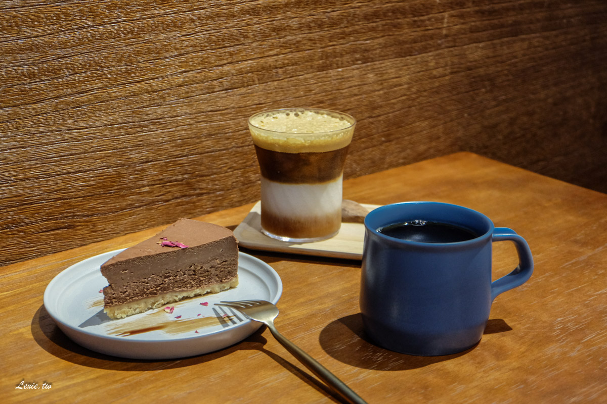 Coffee Underwater南京復興咖啡廳|特色咖啡調飲，寧靜舒服的深藍色咖啡基地，台北不限時有插座wifi咖啡廳
