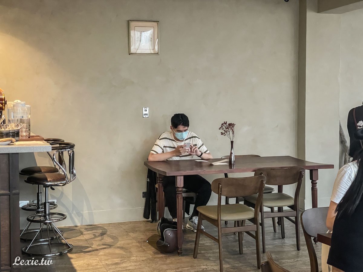 大稻埕咖啡廳推薦-沙丘咖啡，爬上五樓享受私密的午後空間，有好吃布丁的空靈系咖啡廳