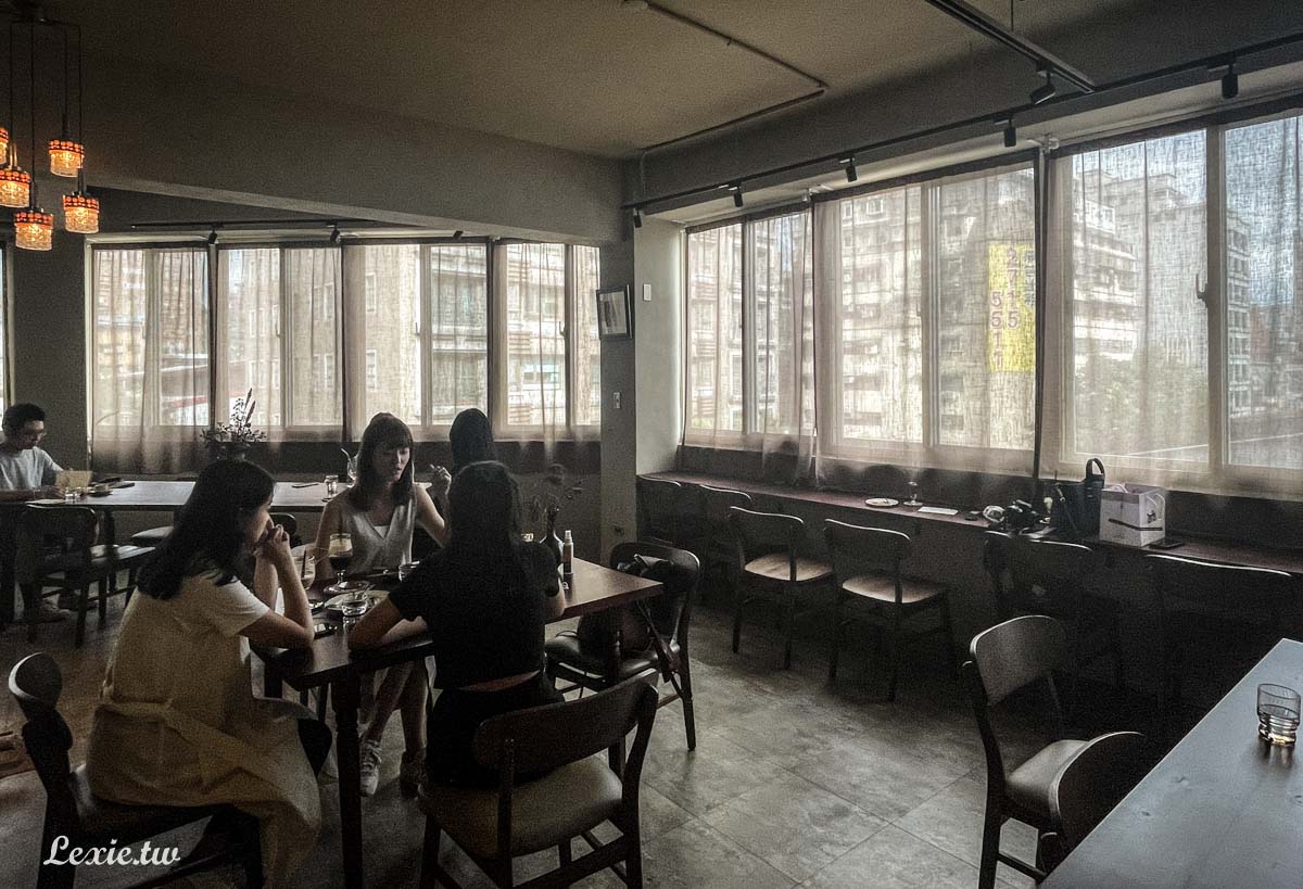 大稻埕咖啡廳推薦-沙丘咖啡，爬上五樓享受私密的午後空間，有好吃布丁的空靈系咖啡廳
