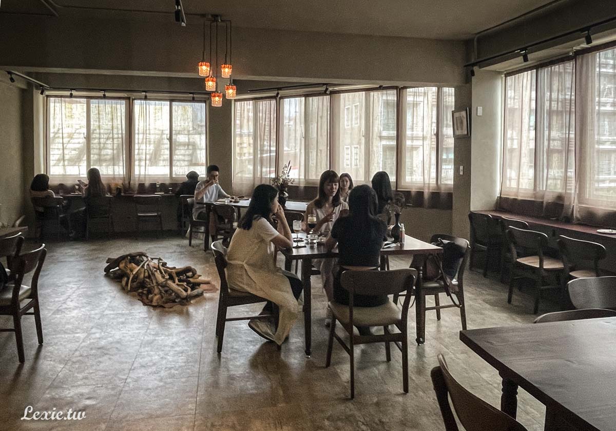 大稻埕咖啡廳推薦-沙丘咖啡，爬上五樓享受私密的午後空間，有好吃布丁的空靈系咖啡廳 @Lexie&#039;s Blog寫食派