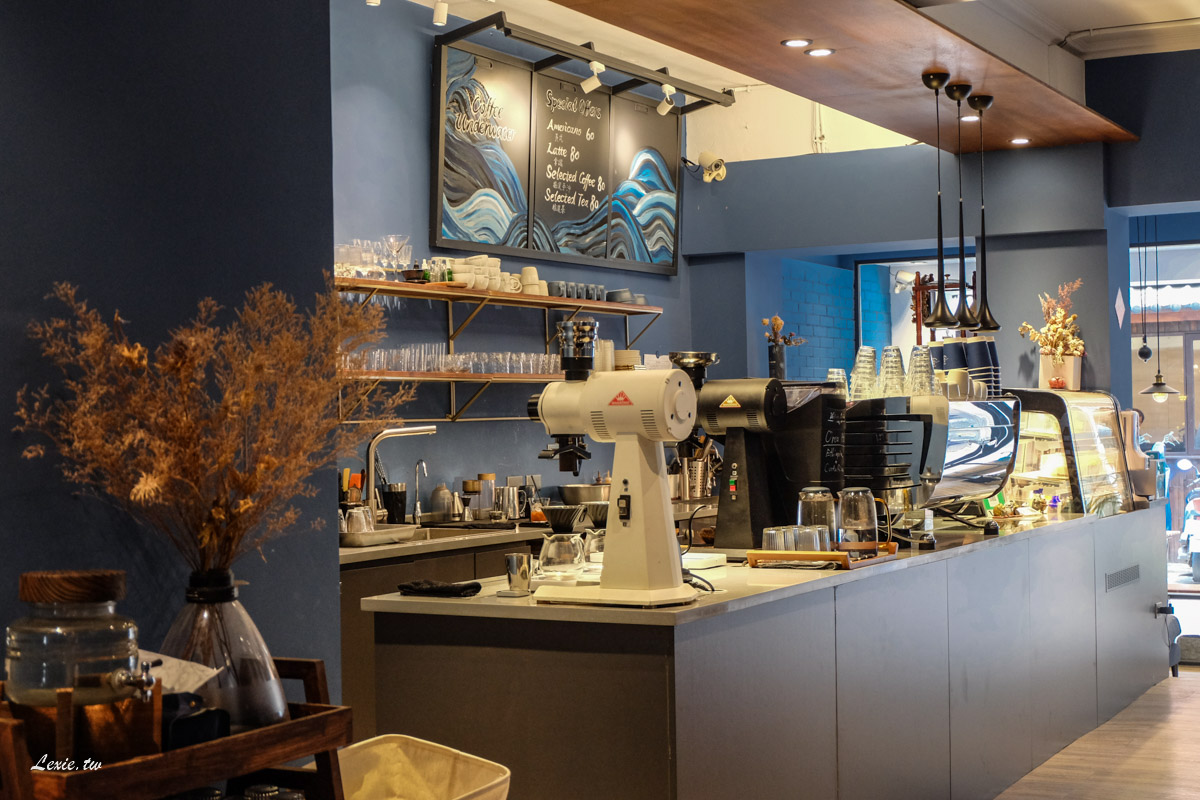 今日熱門文章：Coffee Underwater南京復興咖啡廳|特色咖啡調飲，寧靜舒服的深藍色咖啡基地，台北不限時有插座wifi咖啡廳
