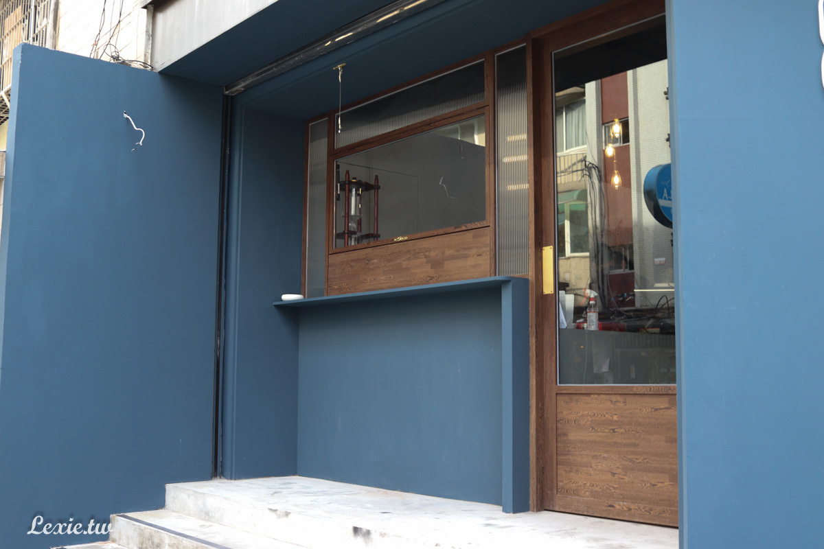 basis coffee.|中山區南京復興站迷人的藍色角落，有插座不限時咖啡廳