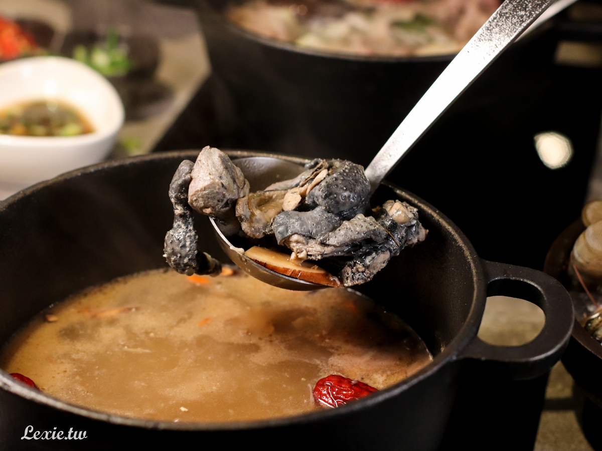 中山區福波石頭火鍋|超狂16種特色湯底，桌邊爆炒，肉質佳海鮮超新鮮，民權西路站美食