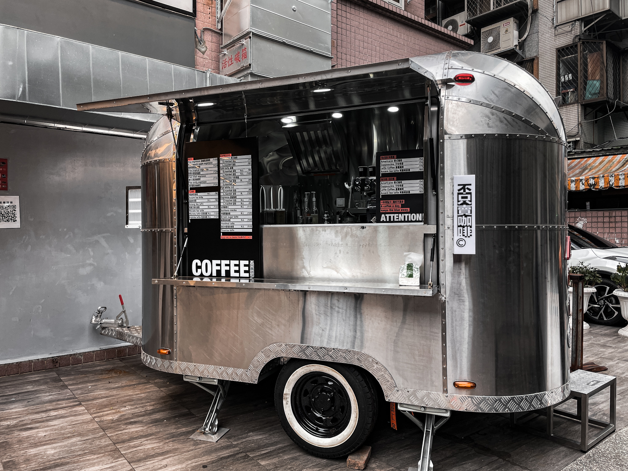 不只賣咖啡慶城店，南京復興超帥咖啡車出沒！外帶拿鐵$70