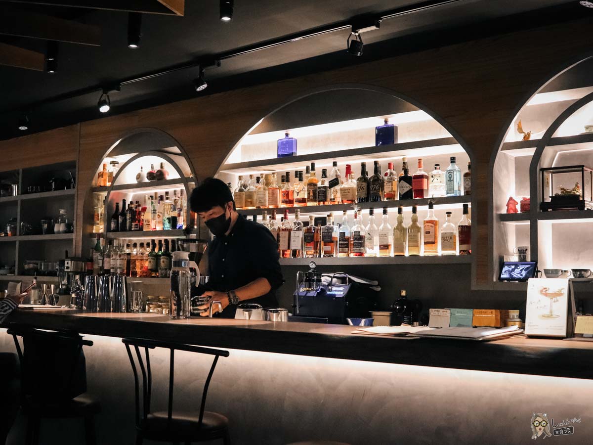 日翼coffeebar中山區特色酒吧，能占卜還能點百元熱炒，白天也是咖啡廳