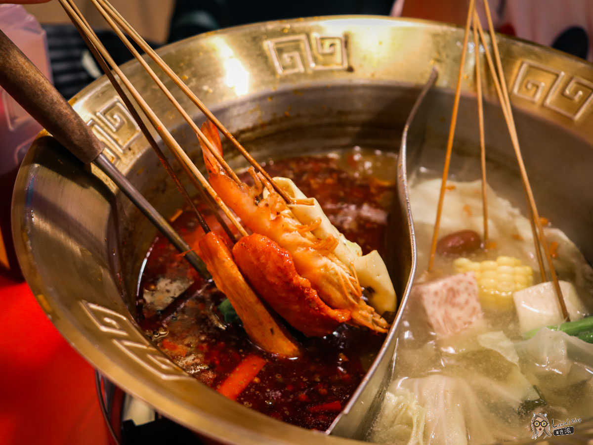 撸吉霸成都串串火鍋一隻10元，超過40種食材-中山國小站美食