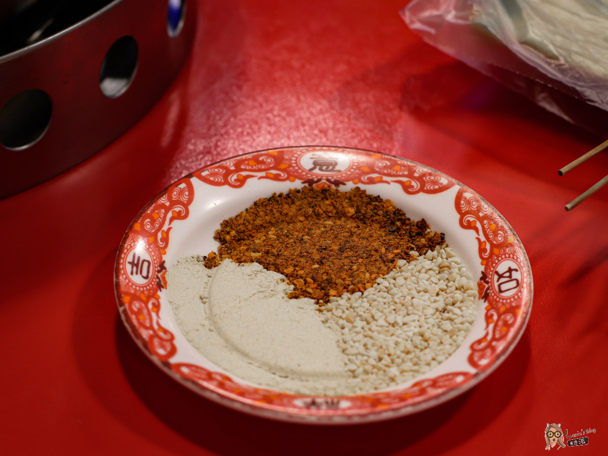撸吉霸成都串串火鍋一隻10元，超過40種食材-中山國小站美食
